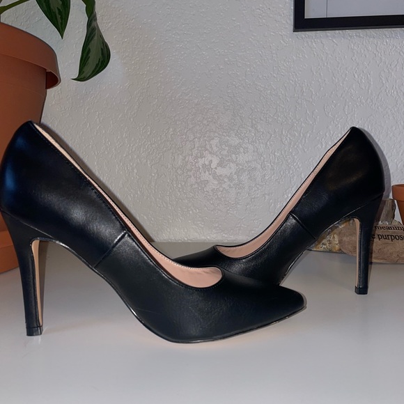 Black pumps (Almost brand new!) - Picture 7 of 8